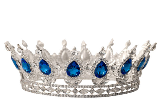 schönheit pageant gewinner, braut-zubehör in hochzeit und königliche krone für ein queen-konzept mit einer silbernen tiara in kristallen, diamanten und blauen saphir steinen isoliert auf weiss mit clip pfad ausschnitt bedeckt - tiara stock-fotos und bilder