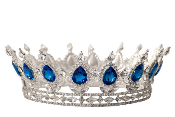 zwycięzca konkursu piękności, akcesorium panny młodej w weselu i korona królewska dla koncepcji królowej ze srebrną tiarą pokryta kryształami, diamentowymi i niebieskimi kamieniami szafirowymi odizolowanymi na białym z wycięciem ścieżki klipu - women crown tiara princess zdjęcia i obrazy z banku zdjęć