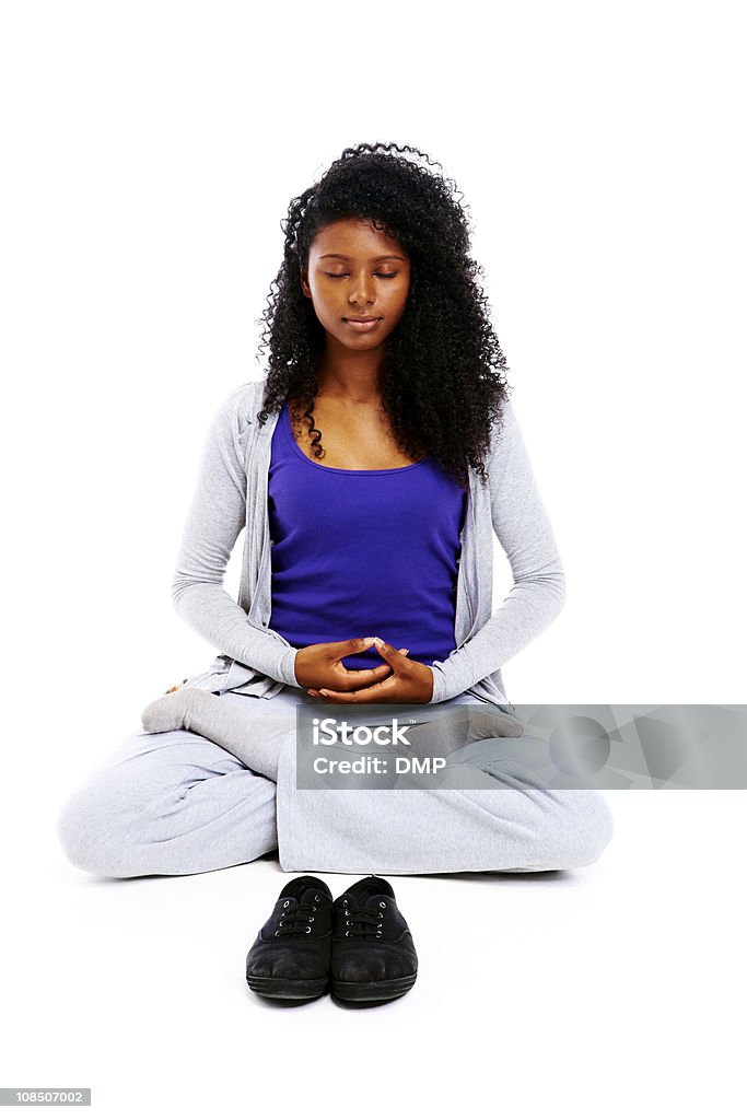 Attraente Giovane donna seduta nella posizione del loto isolato su bianco - Foto stock royalty-free di 20-24 anni