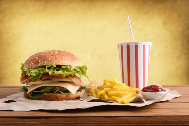 burger wołowy z frytkami sodowymi i souces na stole złoty - bread brown cheese close up zdjęcia i obrazy z banku zdjęć