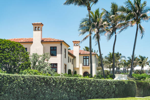 residencia presidencial, de mar-lago de donald j trump, presidente americano en la florida con el rojo del complejo mosaico edificio con azulejos - shingle beach fotografías e imágenes de stock