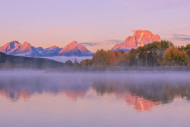 istock Scenic Autumn Sunrise in the Tetons 1085081938