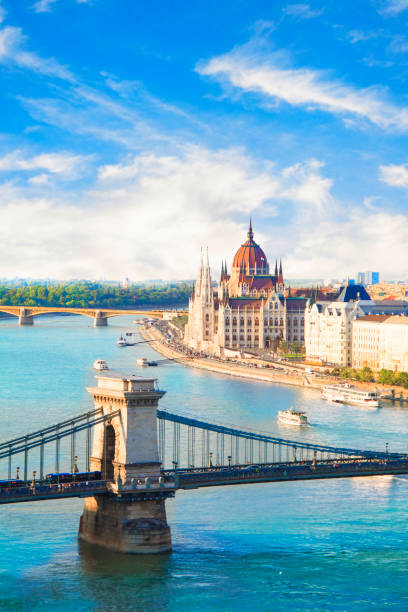 belle vue sur le parlement hongrois et le pont des chaînes à budapest, hongrie - fleuve danube photos et images de collection
