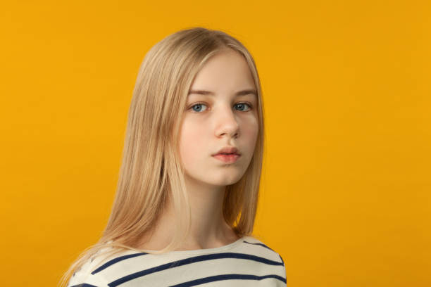 portrait d’une fillette de 12 ans en studio - teenage girls blue eyes adolescence teenager photos et images de collection