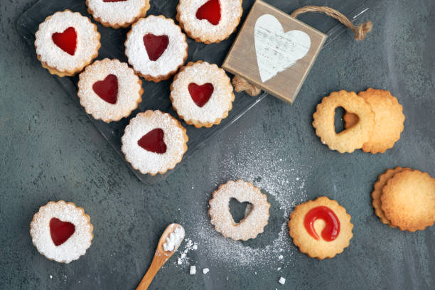 вид на традиционные печенья linzer с красным вареньем сердца на темном фоне - cookie christmas shortbread food стоковые фото и изображения