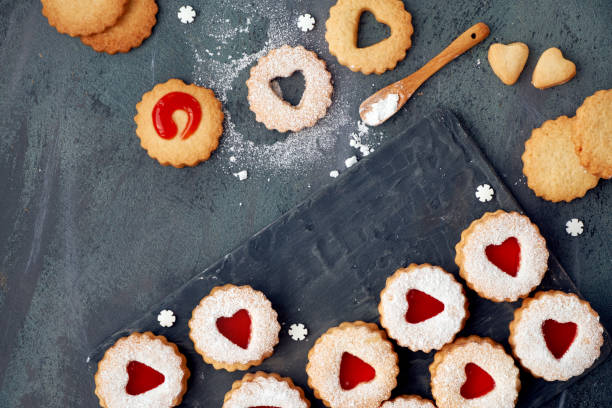 draufsicht der traditionellen weihnachten linzer plätzchen mit roter marmelade auf dunklem hintergrund - cookie heart shape shortbread christmas stock-fotos und bilder