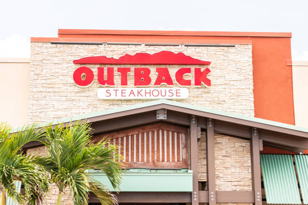 restaurante outback con signo rojo, logo arquitectura, entrada, fachada, escaparate de negocios en cayos de florida, palmeras - dining burger outdoors restaurant fotografías e imágenes de stock