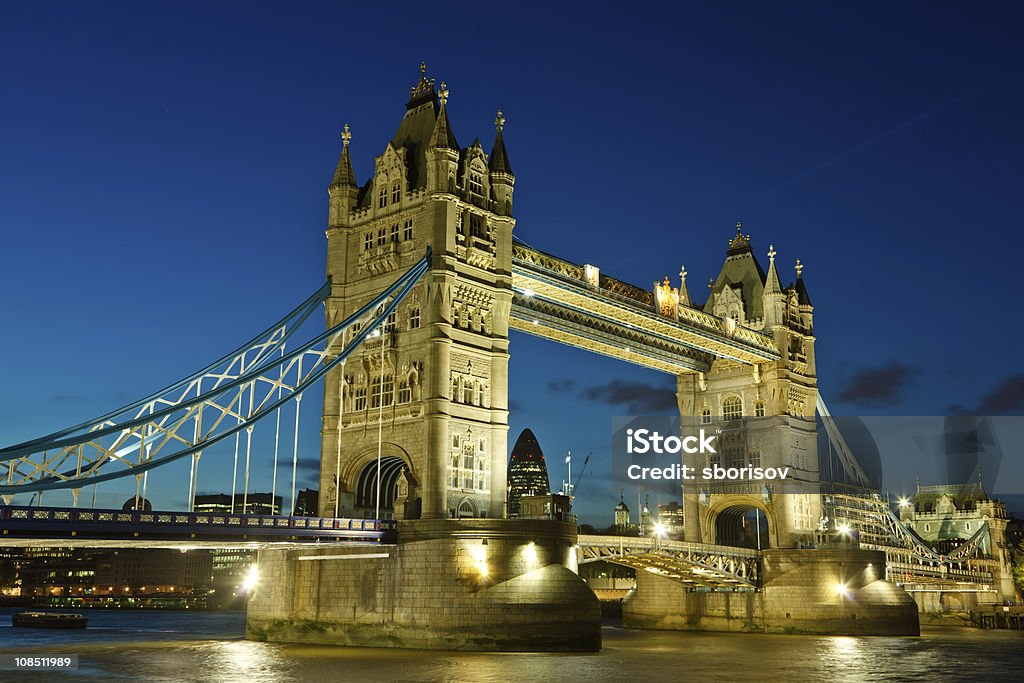 Tower Bridge nocą - Zbiór zdjęć royalty-free (Anglia)