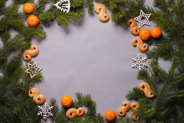 ram med traditionella lussekatter, tradition i sverige på lucia och jul, jul dekorationer, i svenska languag kallas ”lussekatt” eller ”lussebullar” - lussebulle bildbanksfoton och bilder