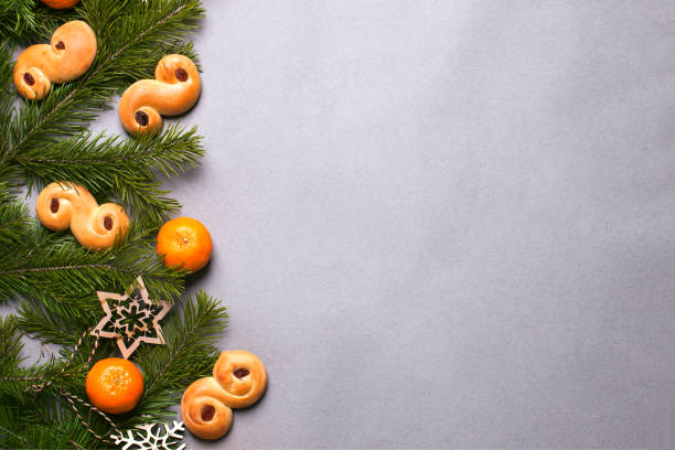 ram med traditionella lussekatter, tradition i sverige på lucia och jul, jul dekorationer, i svenska languag kallas ”lussekatt” eller ”lussebullar”, kopiera utrymme - luciatåg bildbanksfoton och bilder