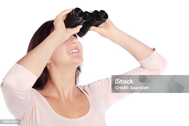 Mujer Con Binoculares Foto de stock y más banco de imágenes de Adulto - Adulto, Adulto joven, Binoculares