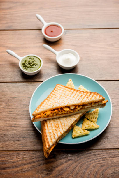 파 니 티 카 샌드위치-인기 있는 인도 버전은 토마토 케첩과 코 티 지 치즈 카레를 사용 하 여 샌드위치의 민트 처트니 - roasted mint dinner vegetable 뉴스 사진 이미지
