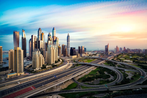 panorámica de dubai marina skyline, modernos rascacielos y carretera - industry sunrise dubai construction fotografías e imágenes de stock