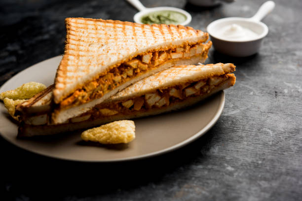 paneer tikka sandwich - es una popular versión india de sandwich con queso al curry con salsa de tomate, chutney de menta - roasted mint dinner vegetable fotografías e imágenes de stock