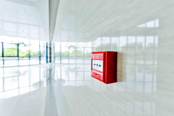 alarma de fuego rojo en pared blanca - alarma de incendio fotos fotografías e imágenes de stock