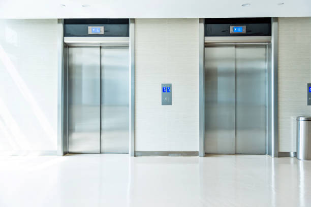 ascensores en edificio de oficinas moderno - elevator push button stainless steel floor fotografías e imágenes de stock