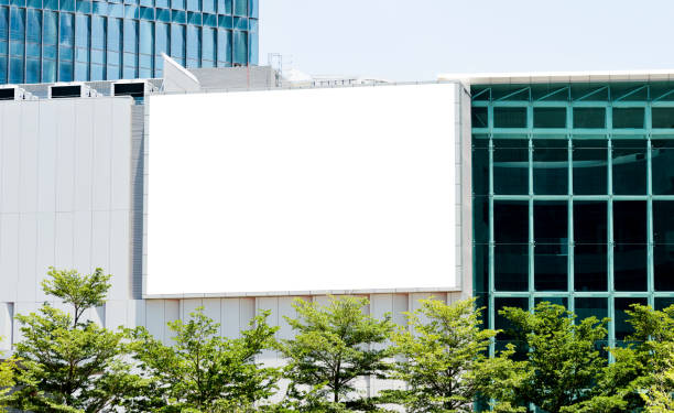 пустой рекламный щит на стене офисного здания - billboard posting commercial sign billboard placard стоковые фото и изображения