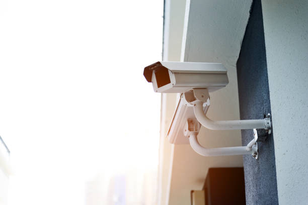 istock Security camera on the wall of office building 1085151664