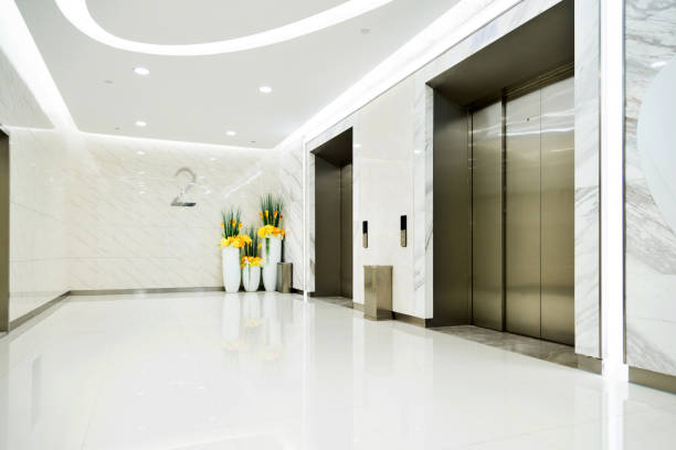 elevadores en moderno centro comercial - elevator push button stainless steel floor fotografías e imágenes de stock