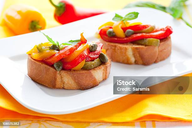 Photo libre de droit de Bruschetta Avec Poivron Salade banque d'images et plus d'images libres de droit de Aliment - Aliment, Aliment rôti, Assiette