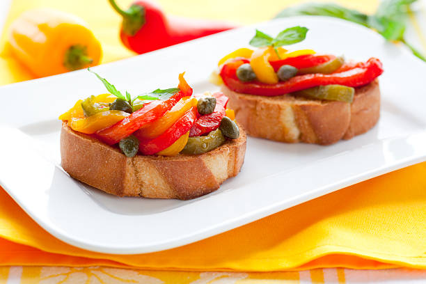 bruschetta com salada de pimentão - antipasto roasted pepper bell pepper pepper - fotografias e filmes do acervo