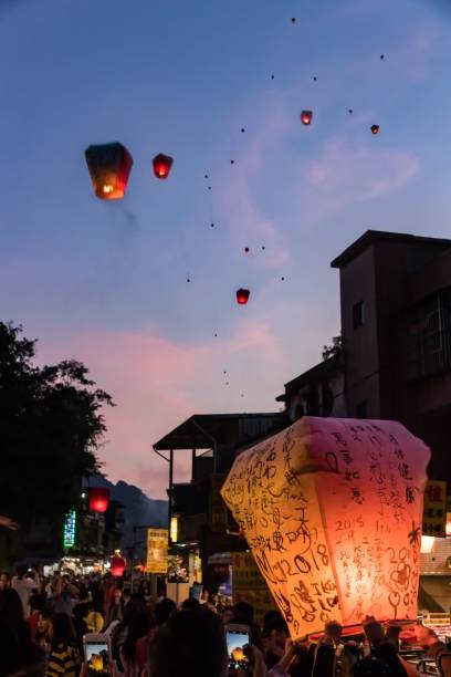 небесные фонари на тайване - sky lantern стоковые фото и изображения