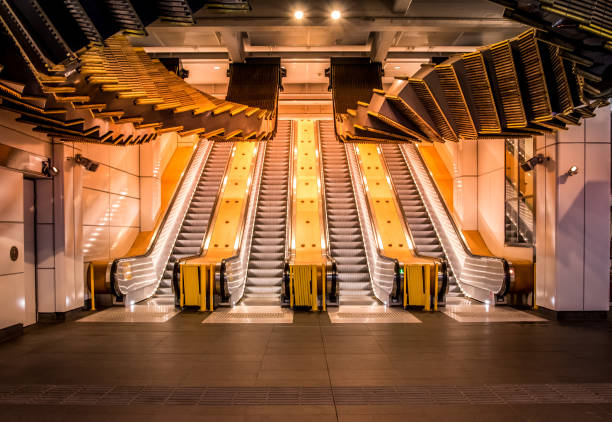 ウィンヤード駅、シドニー、オーストラリアでエスカレーターのセットです。繁華街地区に近代的なエスカレーター。 - escalator people city blurred motion ストックフォトと画像
