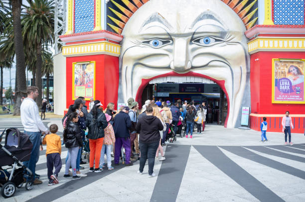 pessoas esperando na fila para entrada de luna park, em st. kilda - luna park - fotografias e filmes do acervo