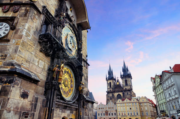 praga orloj en ciudad vieja (staroměstské náměstí) de praga, república checa - astronomical clock fotografías e imágenes de stock