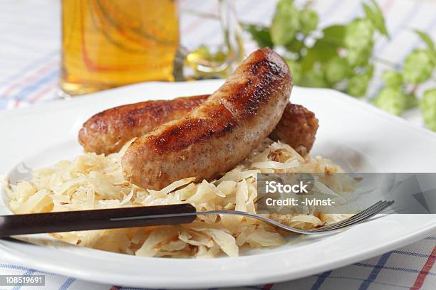 Gegrillte Würstchen Und Bier Stockfoto und mehr Bilder von Alkoholisches Getränk - Alkoholisches Getränk, Bier, Bierfest