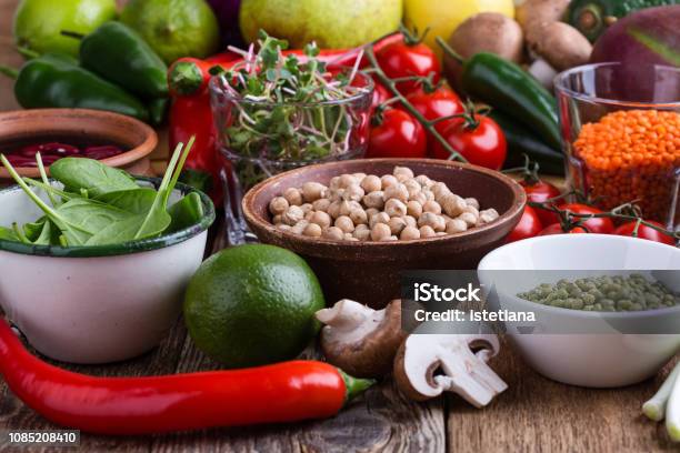 Cibo Vegano Sano A Base Vegetale - Fotografie stock e altre immagini di Alimentazione sana - Alimentazione sana, Cibo, Dieta