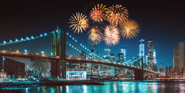 skyline de la ciudad de nueva york en la noche con fuegos artificiales - brooklyn bridge new york city brooklyn bridge fotografías e imágenes de stock