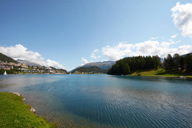 sankt moritz azul lago, agua potable y barcos de vela en un día soleado de verano en suiza - st moritz engadine landscape village fotografías e imágenes de stock