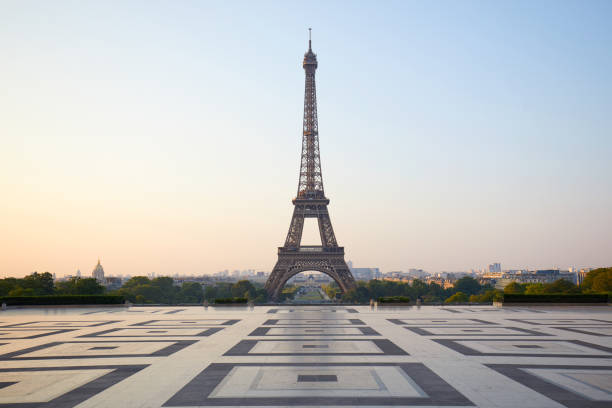 Eiffel tower, empty Trocadero, nobody in a clear morning in Paris, France Eiffel tower, empty Trocadero, nobody in a clear summer morning in Paris, France eiffel tower stock pictures, royalty-free photos & images