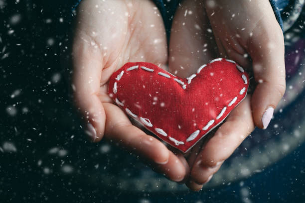 kobiece ręce dające czerwone serce. z bliska. - christmas child gift holiday zdjęcia i obrazy z banku zdjęć