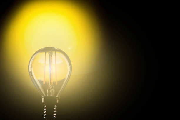 lámparas led de silueta sobre un fondo amarillo - piggy bank savings investment glasses fotografías e imágenes de stock
