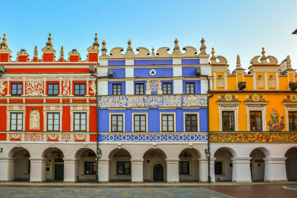 разноцветные фасады исторических зданий на большой рыночной площади в замоск. - l unesco стоковые фото и изображения