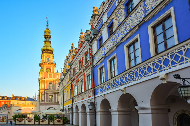 zamosc town hall on great market square. - l unesco imagens e fotografias de stock