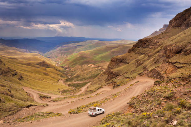 南アフリカ共和国のサニ峠のヘアピンになります - peak to peak ストックフォトと画像
