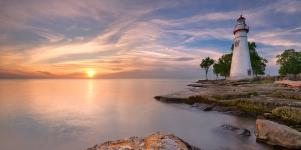 marblehead lighthouse on lake erie, usa at sunrise - great lakes imagens e fotografias de stock