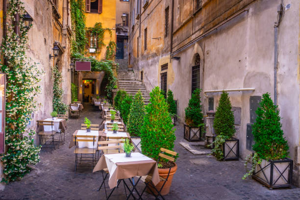 gemütliche street in downtown, rom, italien, europa. touristische attraktion von rom. - romantic scene fotos stock-fotos und bilder