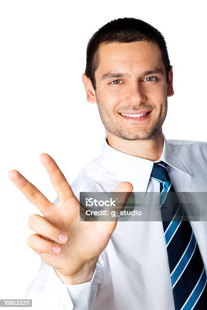 Feliz Hombre De Negocios Mostrando Tres Dedos De La Mano Aislado En Blanco Foto de stock y más banco de imágenes de Tres objetos