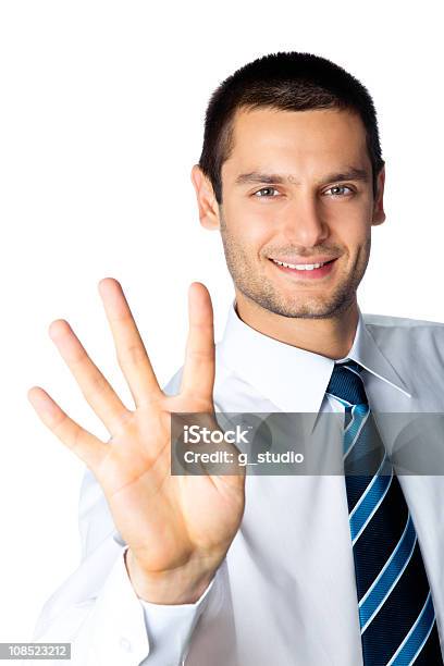 Glücklich Geschäftsmann Mit Vier Finger Isoliert Auf Weiss Stockfoto und mehr Bilder von Zahl 4