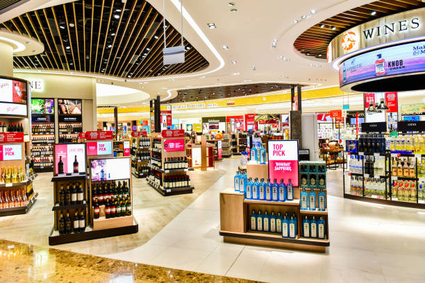 magasin de vins et spiritueux à singapour changi airport terminal 4 - duty free photos et images de collection