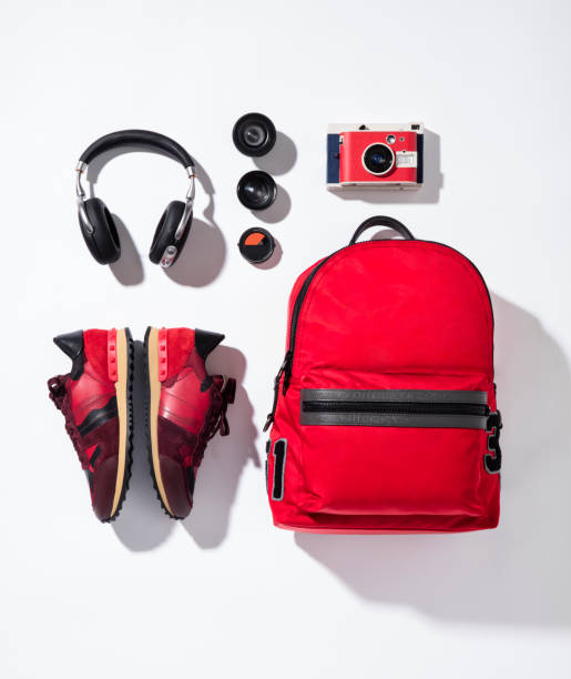 zapatillas rojo, mochila con cámara y auriculares - nobody man made equipment man made object fotografías e imágenes de stock