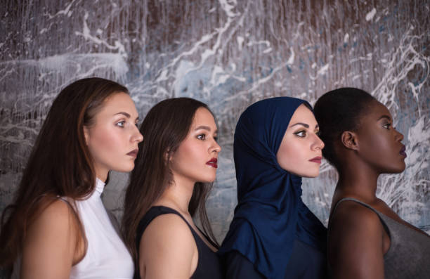 Retrato de cuatro chicas con color de piel diferente y nacionalidad en el estudio - foto de stock