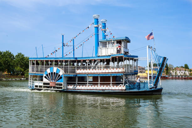 vintage paddlwheel steamboat painted in old-fashioned american in the river - mississippi river imagens e fotografias de stock