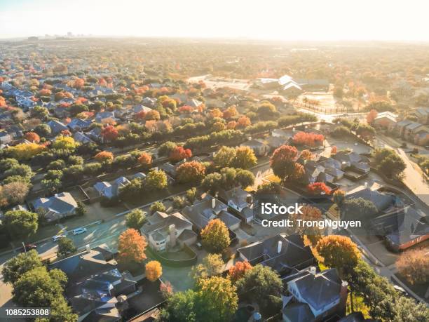 Quartiere Residenziale E Tentacolare In Alto Nella Stagione Autunnale A Nord Di Dallas - Fotografie stock e altre immagini di Comunità