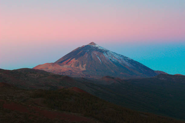 teide im sonnenaufgang - pico de teide stock-fotos und bilder