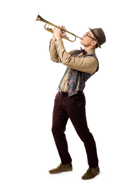jovem de raça mista com chapéu e óculos tocando trompete isolado no branco - trumpet jazz musician men - fotografias e filmes do acervo